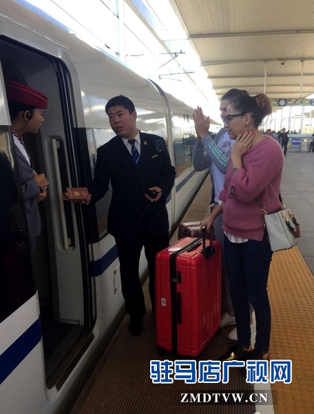 駐馬店西站熱情周到的服務(wù)引來(lái)外籍旅客的點(diǎn)贊