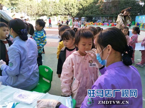 駐馬店市口腔醫(yī)院聯(lián)合駐馬店市實驗幼兒園免費為幼兒進(jìn)行乳牙涂氟防齲工作