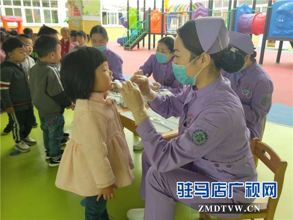 駐馬店市口腔醫(yī)院聯(lián)合駐馬店市實驗幼兒園免費為幼兒進(jìn)行乳牙涂氟防齲工作