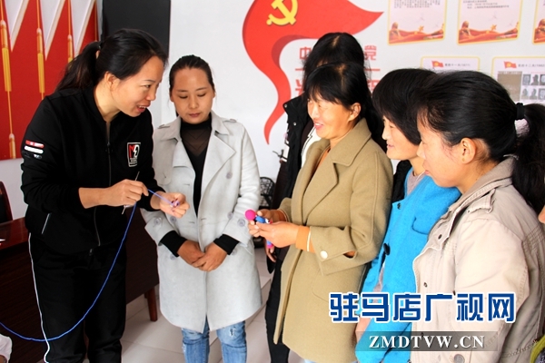 “余氏鉤編”創(chuàng)始人到汝南縣舉行免費手工編織技術(shù)培訓(xùn)課