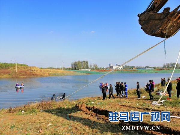 汽車夜間“飛”入河中 “蛟龍”下冷水打撈