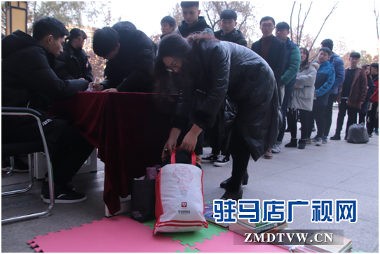 黃淮學(xué)院國際教育學(xué)院與天中義工聯(lián)合開展“愛心捐贈(zèng)”