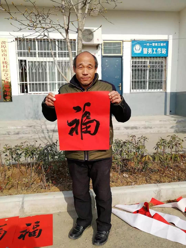 文化下鄉(xiāng)來(lái) 村民樂(lè)開(kāi)懷