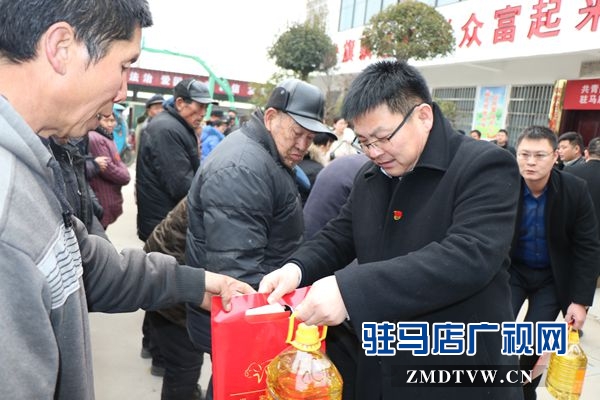 團市委聯(lián)合市青年商會為貧困戶送溫暖