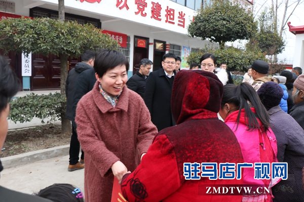 團市委聯(lián)合市青年商會為貧困戶送溫暖