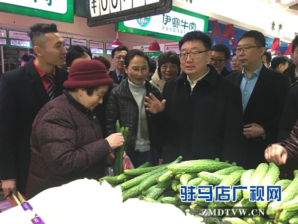 賀振華檢查春節(jié)市場(chǎng)供應(yīng)