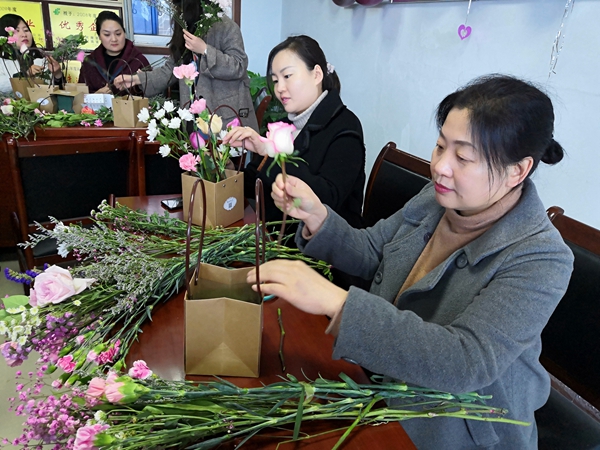 泌陽(yáng)縣郵政分公司開(kāi)展趣味插花活動(dòng)