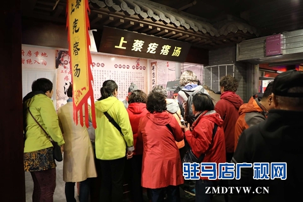800名北京游客游覽嵖岈山、皇家驛站、天中老街等景區(qū)后爭(zhēng)相搶購(gòu)駐馬店名優(yōu)土特產(chǎn)