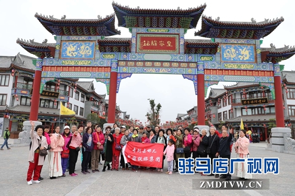 800名北京游客游覽嵖岈山、皇家驛站、天中老街等景區(qū)后爭(zhēng)相搶購(gòu)駐馬店名優(yōu)土特產(chǎn)