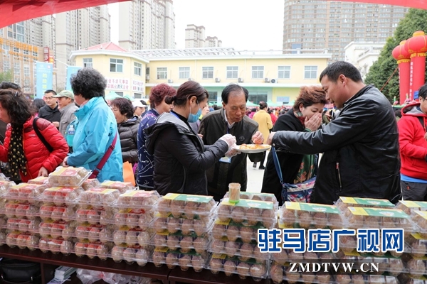 800名北京游客游覽嵖岈山、皇家驛站、天中老街等景區(qū)后爭(zhēng)相搶購(gòu)駐馬店名優(yōu)土特產(chǎn)