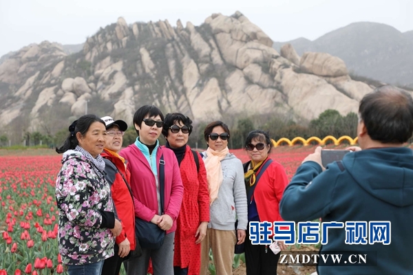 800名北京游客游覽嵖岈山、皇家驛站、天中老街等景區(qū)后爭(zhēng)相搶購(gòu)駐馬店名優(yōu)土特產(chǎn)