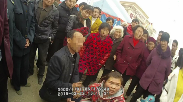 抱住大腿，你往哪兒逃!