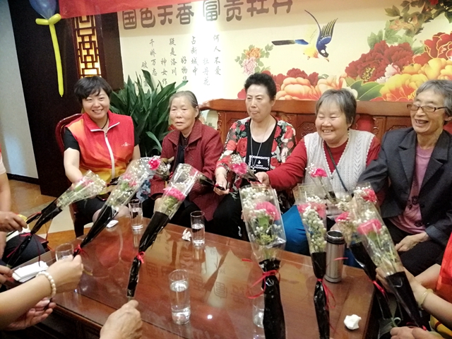 天中義工陪社區(qū)老人開(kāi)心過(guò)母親節(jié)