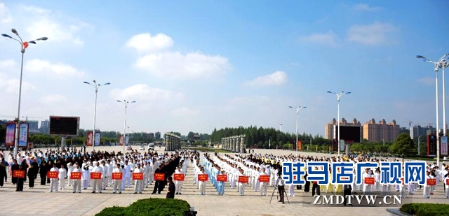 正陽(yáng):千人同練太極引導(dǎo)全民健身