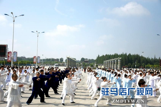 正陽(yáng):千人同練太極引導(dǎo)全民健身