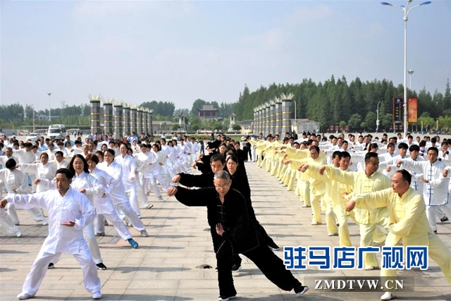 正陽(yáng):千人同練太極引導(dǎo)全民健身