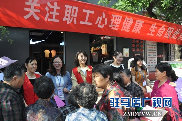 二級心理咨詢師為群眾普及心理知識2 - 復件.JPG