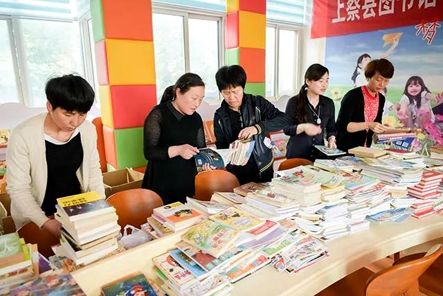 華錄集團(tuán)向上蔡學(xué)子捐贈(zèng)2000冊(cè)（套）圖書