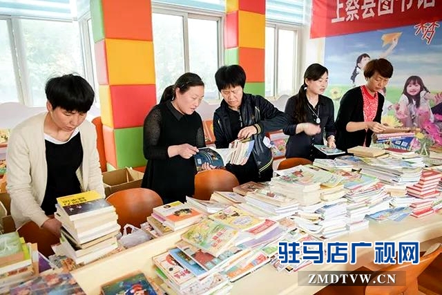 華錄集團(tuán)向上蔡學(xué)子捐贈2000冊(套)圖書