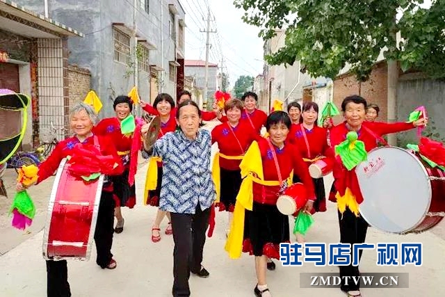 上蔡縣婦聯巾幗志愿者宣傳隊舉行授旗儀式