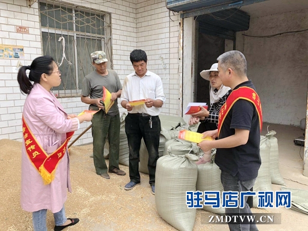 確山縣開展法治宣傳 助力精準(zhǔn)扶貧