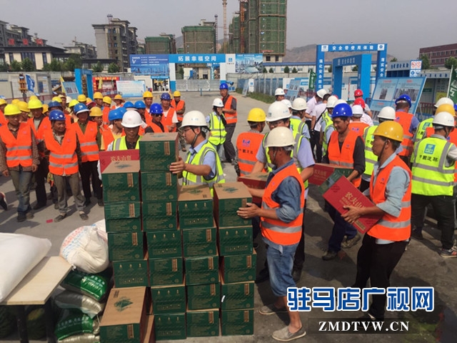  確山三中心項(xiàng)目工地的工人師傅們收到端午&ldquo;禮包&rdquo;