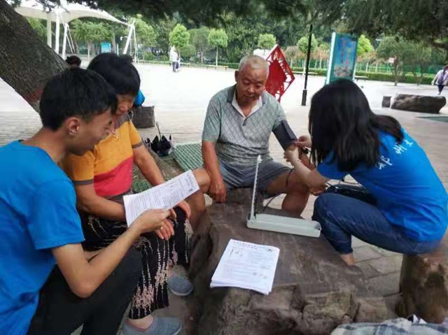 鄭州大學(xué)醫(yī)學(xué)院暑期志愿服務(wù)活動(dòng)走進(jìn)駐馬店