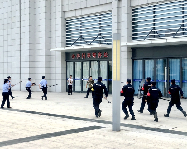 駐馬店火車站開展反恐防暴演練活動(dòng)