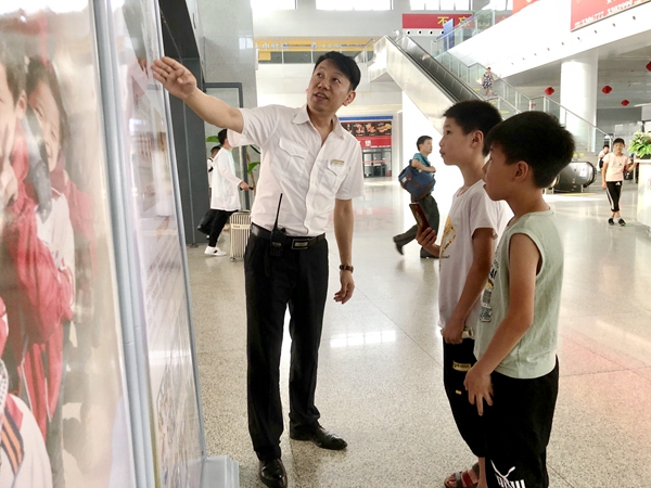 駐馬店火車站舉行公益扶貧募捐活動(dòng)