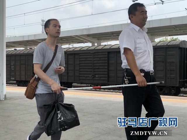 愛(ài)心鋪就綠色通道   暖心幫助盲人旅客