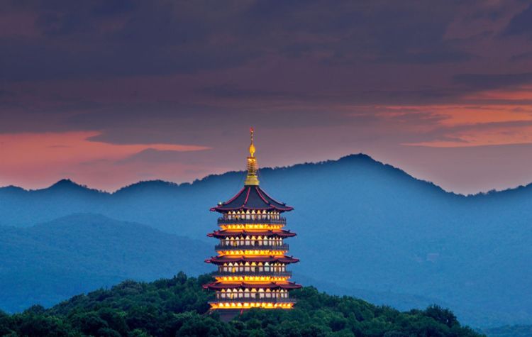 雷峰塔下真的壓著白娘子 考古專家打開地宮, 還真發(fā)現(xiàn)了不少蛇!