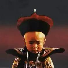 溥儀重游故宮，一只蟈蟈在龍椅下藏了五十年，為什么沒餓死 