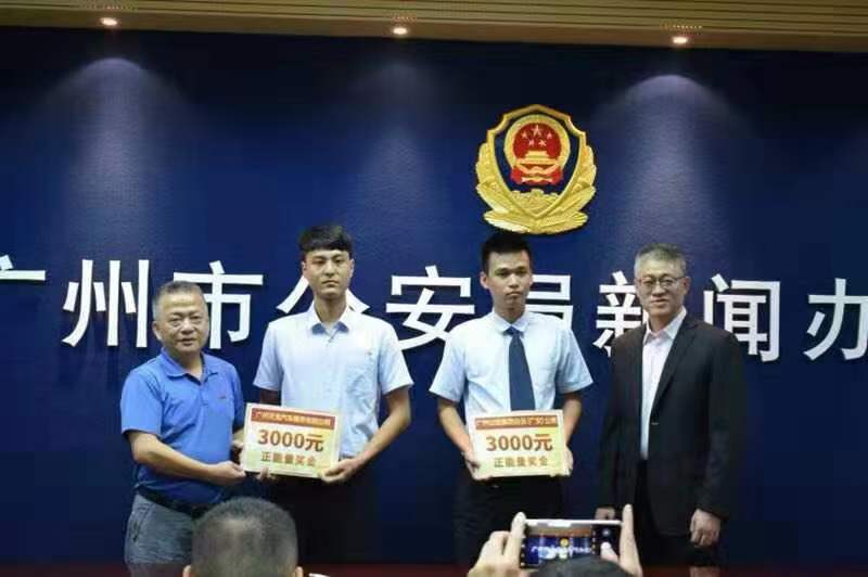 驚心動(dòng)魄5分鐘！河南倆90后的哥廣州深夜跳江救人