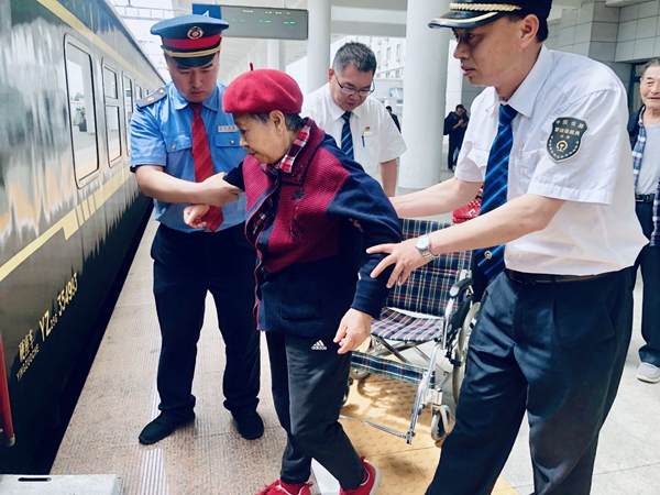 暑運(yùn)過半 駐馬店火車站客流高峰持續(xù)不減