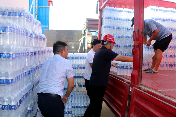 愛心企業(yè)到市國際會展中心慰問一線建設(shè)者