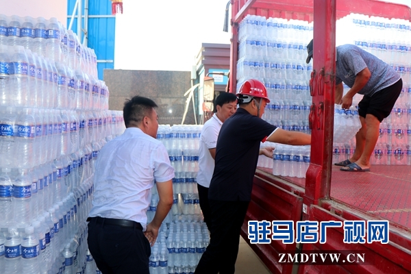 愛心企業(yè)到市國際會(huì)展中心慰問一線建設(shè)者