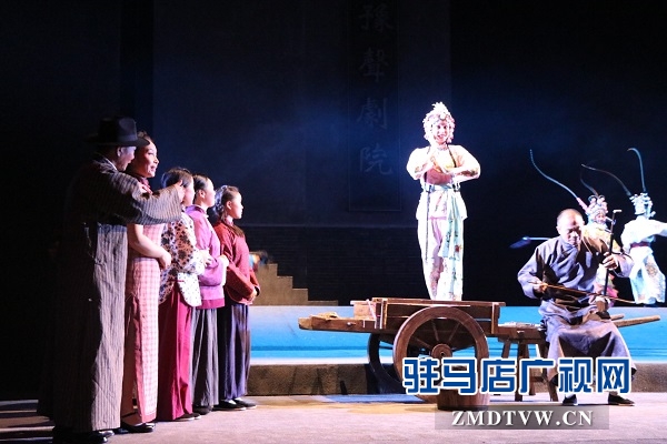 駐馬店市傾力打造的精品現(xiàn)代戲《樊粹庭》在市會展中心首演