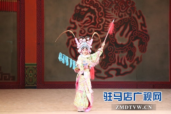 駐馬店市傾力打造的精品現(xiàn)代戲《樊粹庭》在市會展中心首演