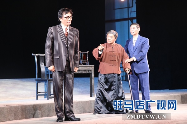 駐馬店市傾力打造的精品現(xiàn)代戲《樊粹庭》在市會展中心首演