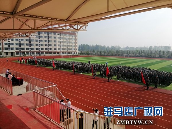 軍訓(xùn)匯演展青春風(fēng)采