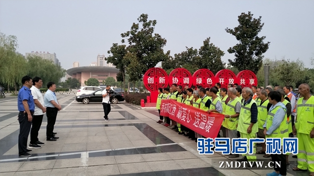 愛(ài)心企業(yè)送月餅  感恩城市美容師