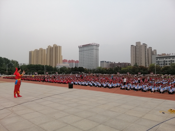 駐馬店市萬人唱豫劇挑戰(zhàn)吉尼斯