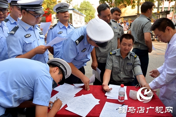 駐馬店市200余名保安參加&ldquo;熱血禮贊中華&rdquo;無償獻血活動