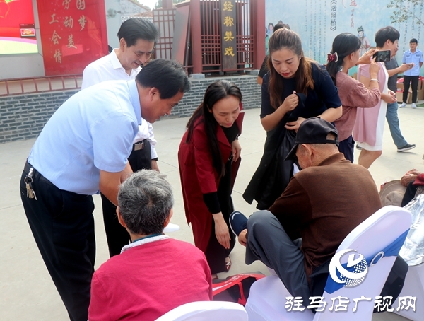 經(jīng)濟(jì)開發(fā)區(qū)慈善總會(huì)聯(lián)合區(qū)民政局重陽節(jié)前夕給高齡老人送“禮物”