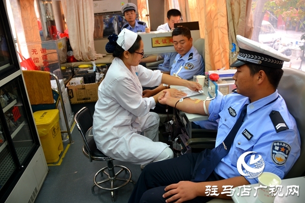 駐馬店市200余名保安參加&ldquo;熱血禮贊中華&rdquo;無償獻血活動