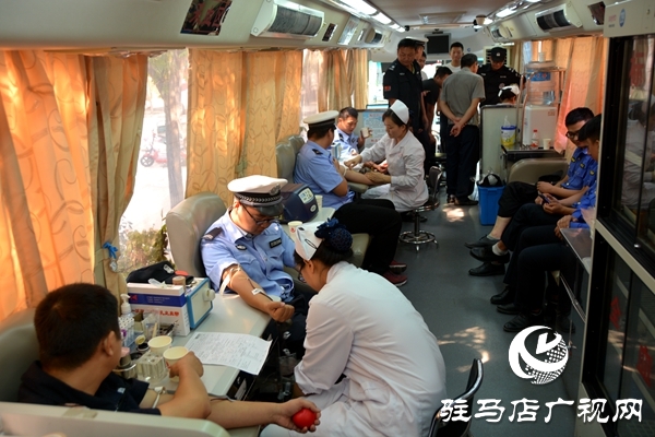 駐馬店市200余名保安參加&ldquo;熱血禮贊中華&rdquo;無償獻血活動