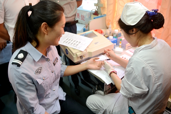 駐馬店市200余名保安參加“熱血禮贊中華”無(wú)償獻(xiàn)血活動(dòng)