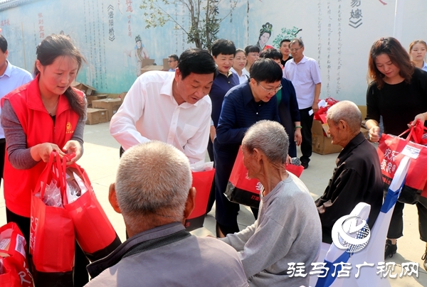 經(jīng)濟(jì)開發(fā)區(qū)慈善總會(huì)聯(lián)合區(qū)民政局重陽節(jié)前夕給高齡老人送“禮物”