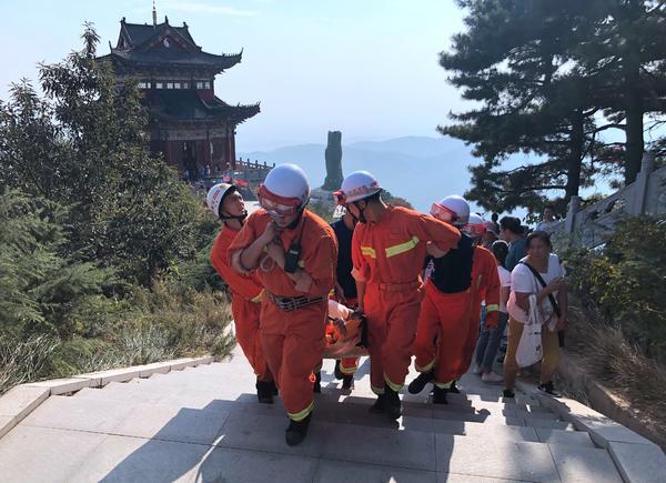 游客登山摔斷肋骨，幸好有這12名消防小哥哥！