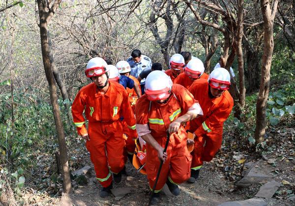 游客登山摔斷肋骨，幸好有這12名消防小哥哥！